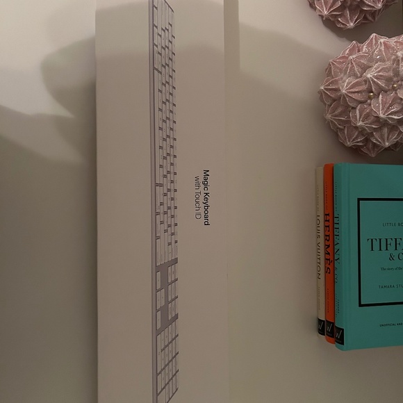 Apple: Magic Keyboard with Touch ID - Picture 1 of 3